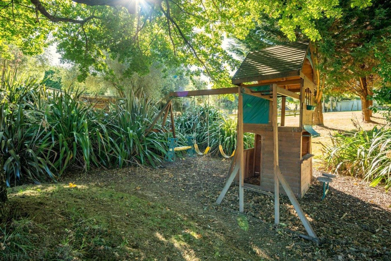 Mountviews Lodge Taupo Bagian luar foto