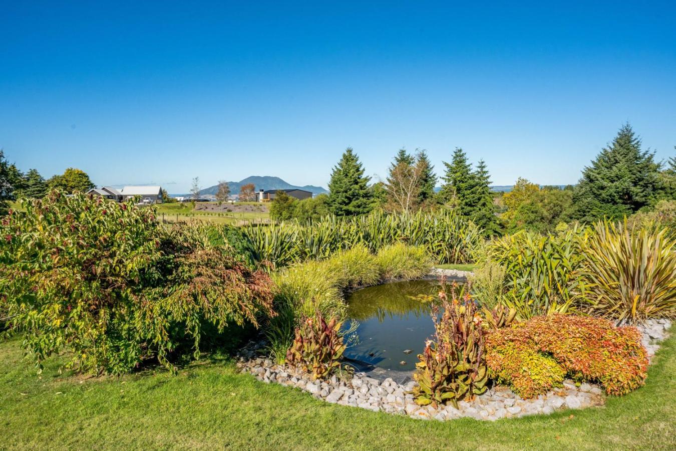 Mountviews Lodge Taupo Bagian luar foto