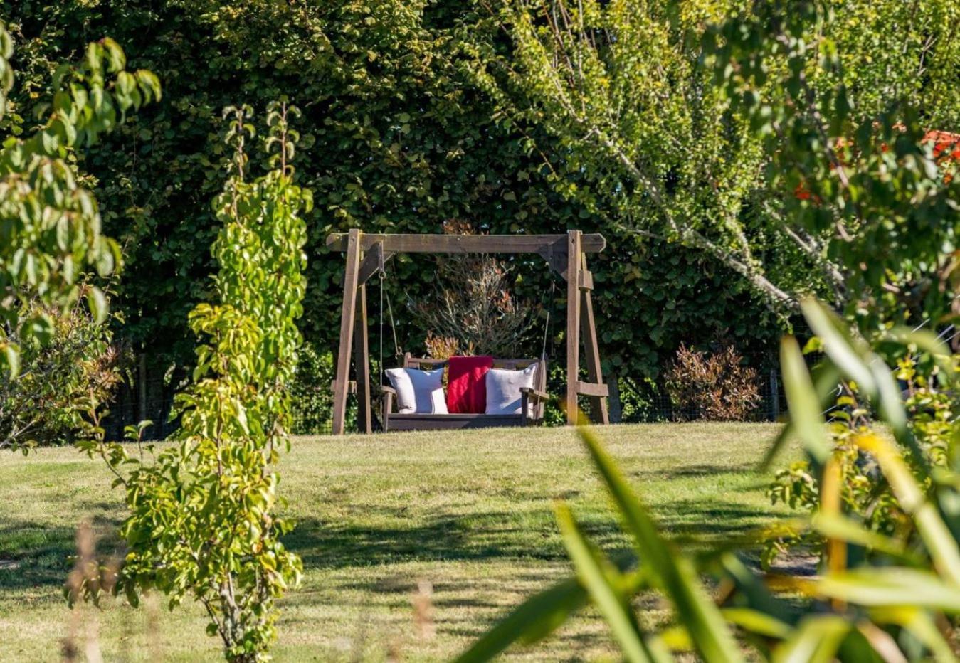 Mountviews Lodge Taupo Bagian luar foto