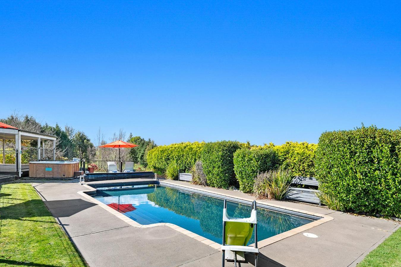 Mountviews Lodge Taupo Bagian luar foto