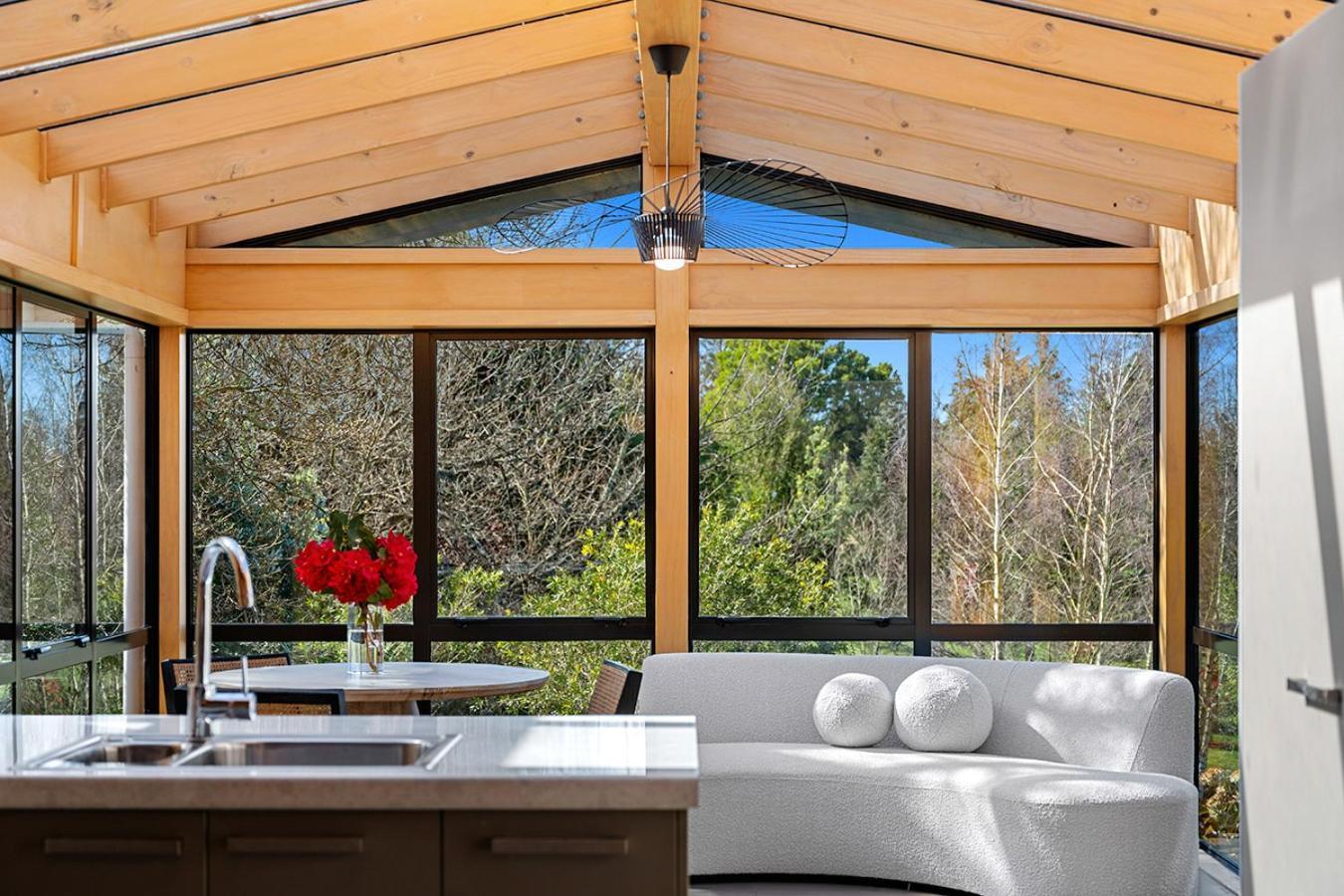 Mountviews Lodge Taupo Bagian luar foto