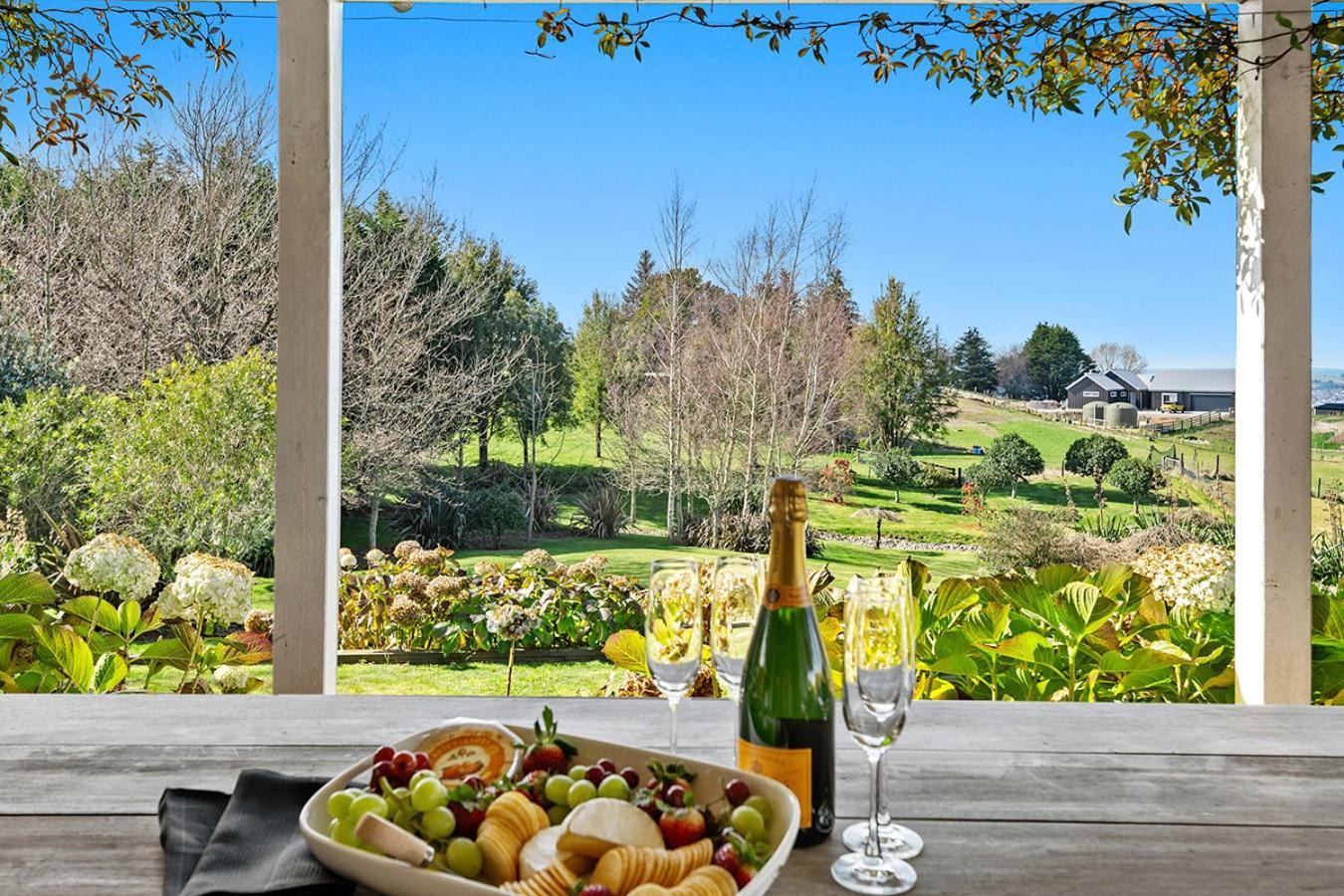Mountviews Lodge Taupo Bagian luar foto