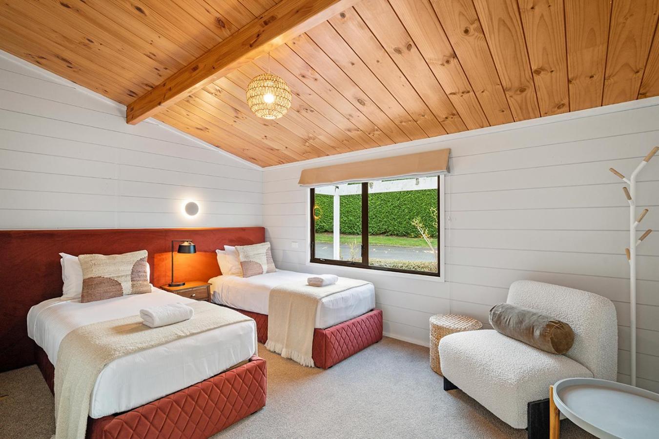 Mountviews Lodge Taupo Bagian luar foto