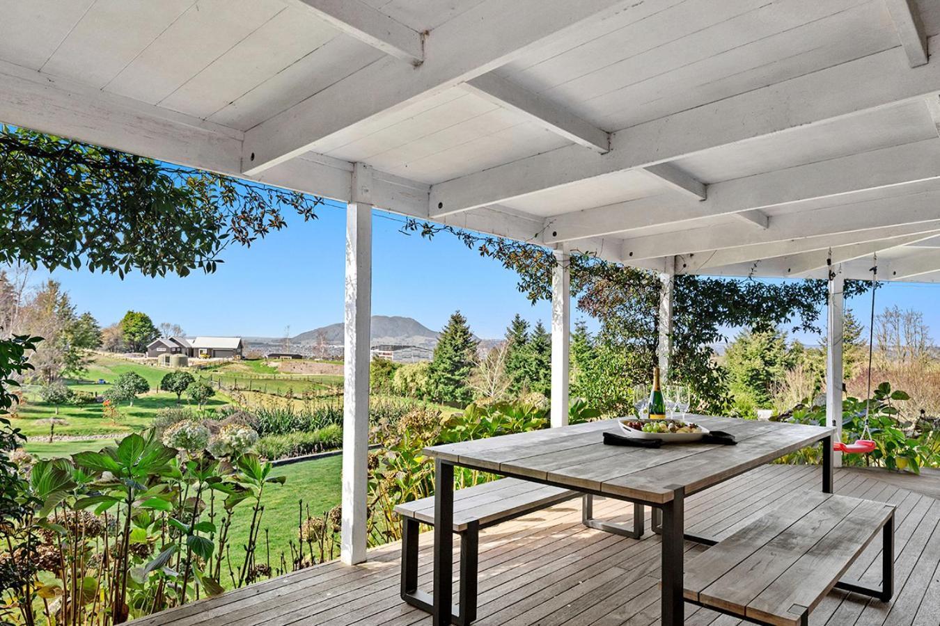 Mountviews Lodge Taupo Bagian luar foto