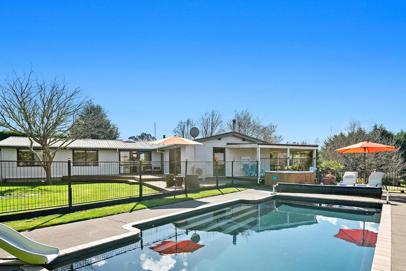Mountviews Lodge Taupo Bagian luar foto