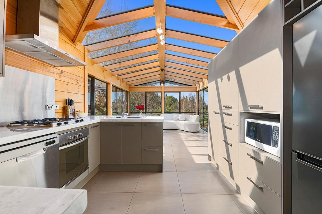 Mountviews Lodge Taupo Bagian luar foto