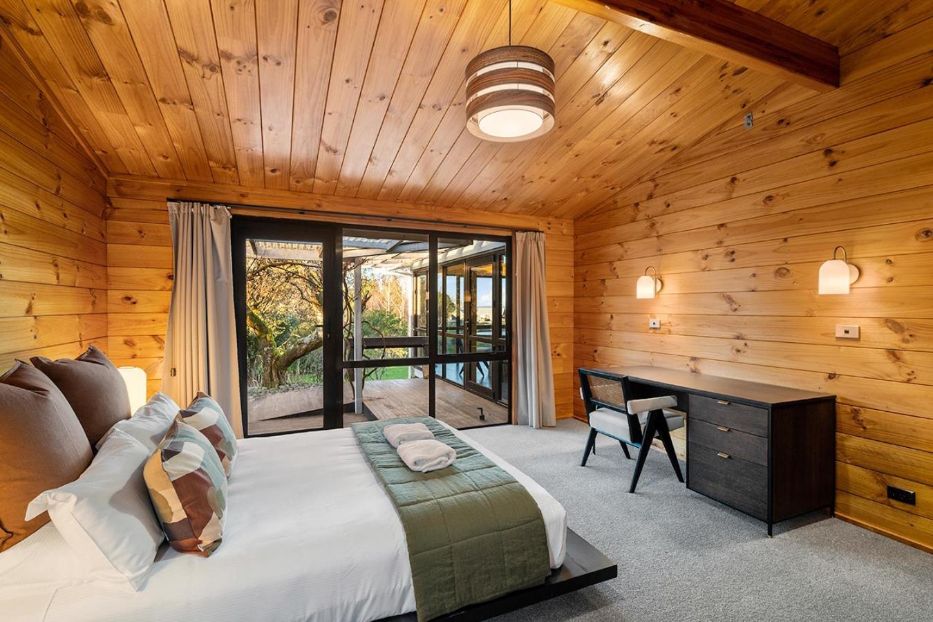 Mountviews Lodge Taupo Bagian luar foto