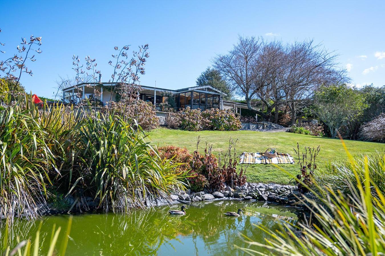 Mountviews Lodge Taupo Bagian luar foto